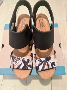*NIB* Toms Majorca Black and Floral Sandals Size 8